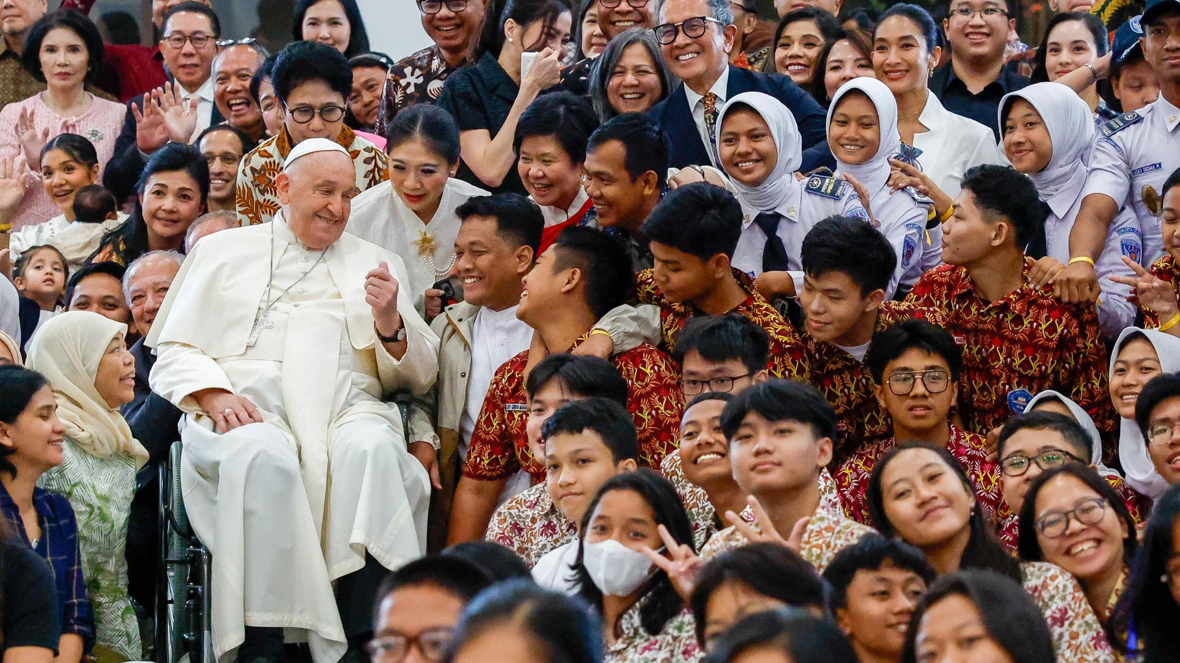 Der Papst trifft im Jugendzentrum Grha Pemuda in Jakarta (Indonesien) junge Menschen des internationalen Bildungsnetzwerks „Scholas Occurrentes“.