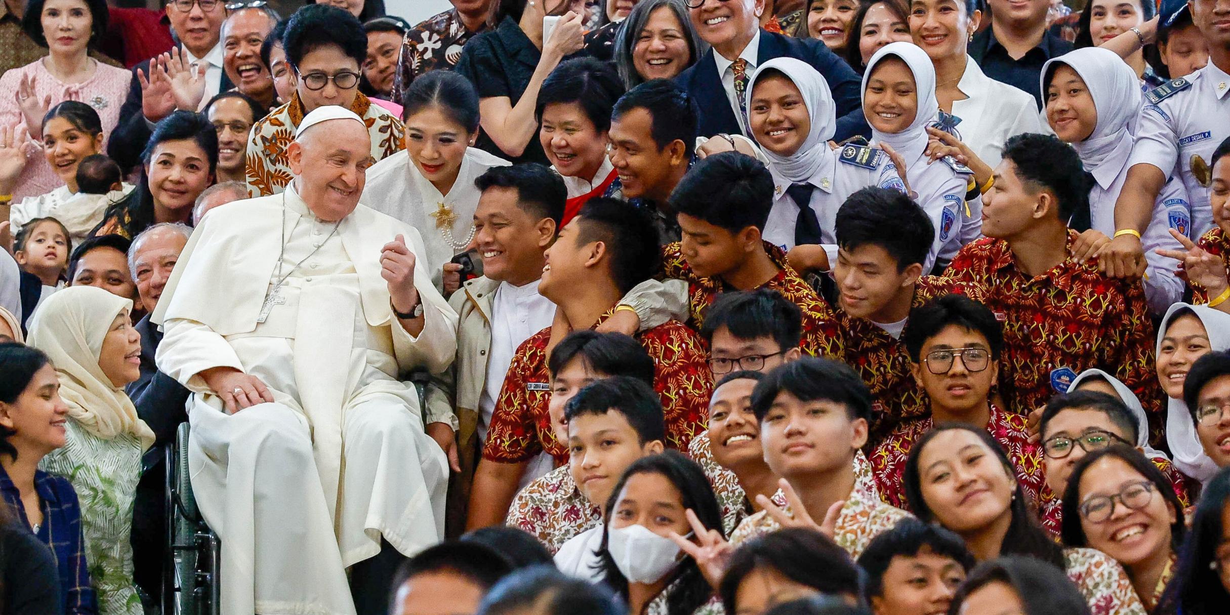 Der Papst trifft im Jugendzentrum Grha Pemuda in Jakarta (Indonesien) junge Menschen des internationalen Bildungsnetzwerks „Scholas Occurrentes“.