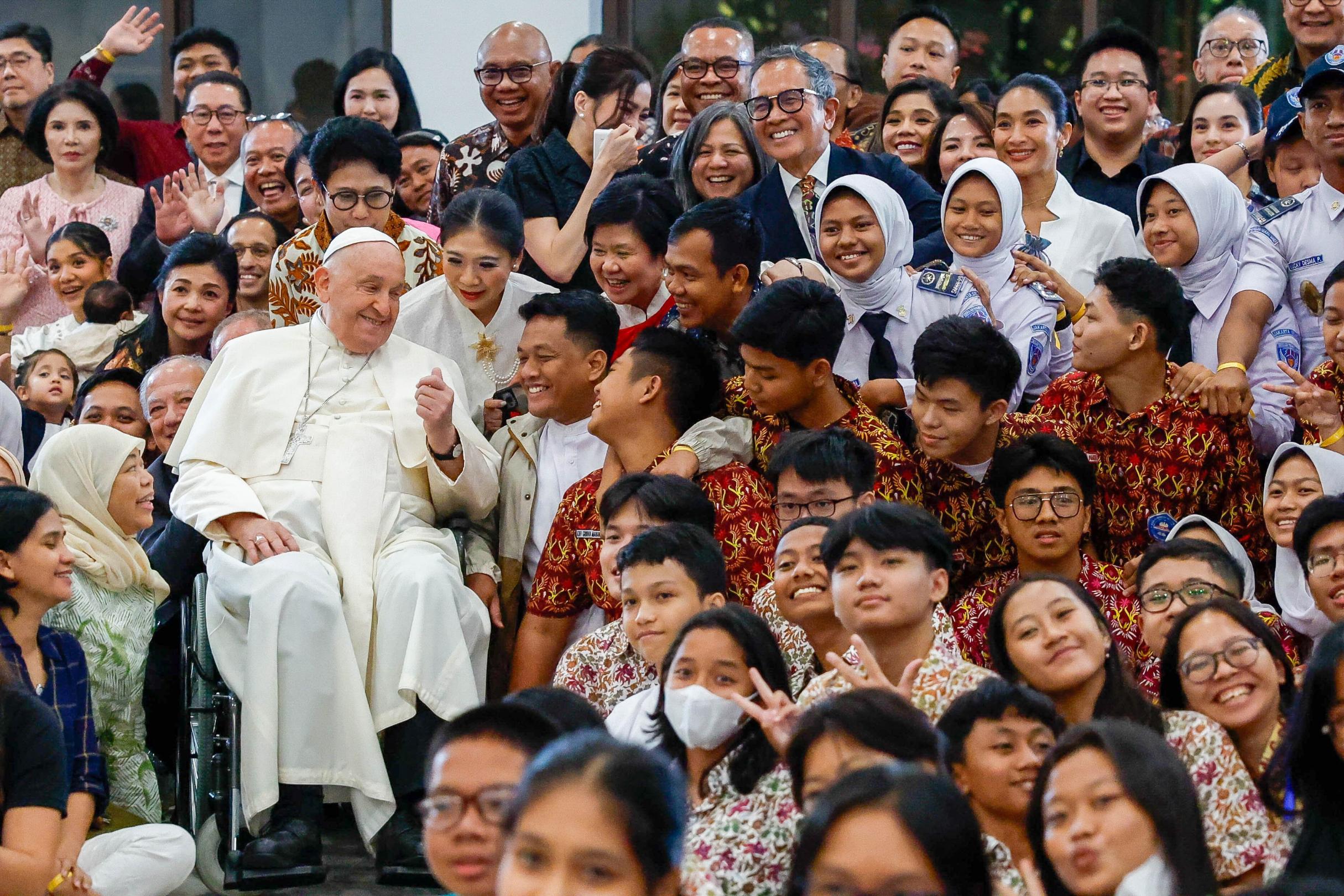 Der Papst trifft im Jugendzentrum Grha Pemuda in Jakarta (Indonesien) junge Menschen des internationalen Bildungsnetzwerks „Scholas Occurrentes“.