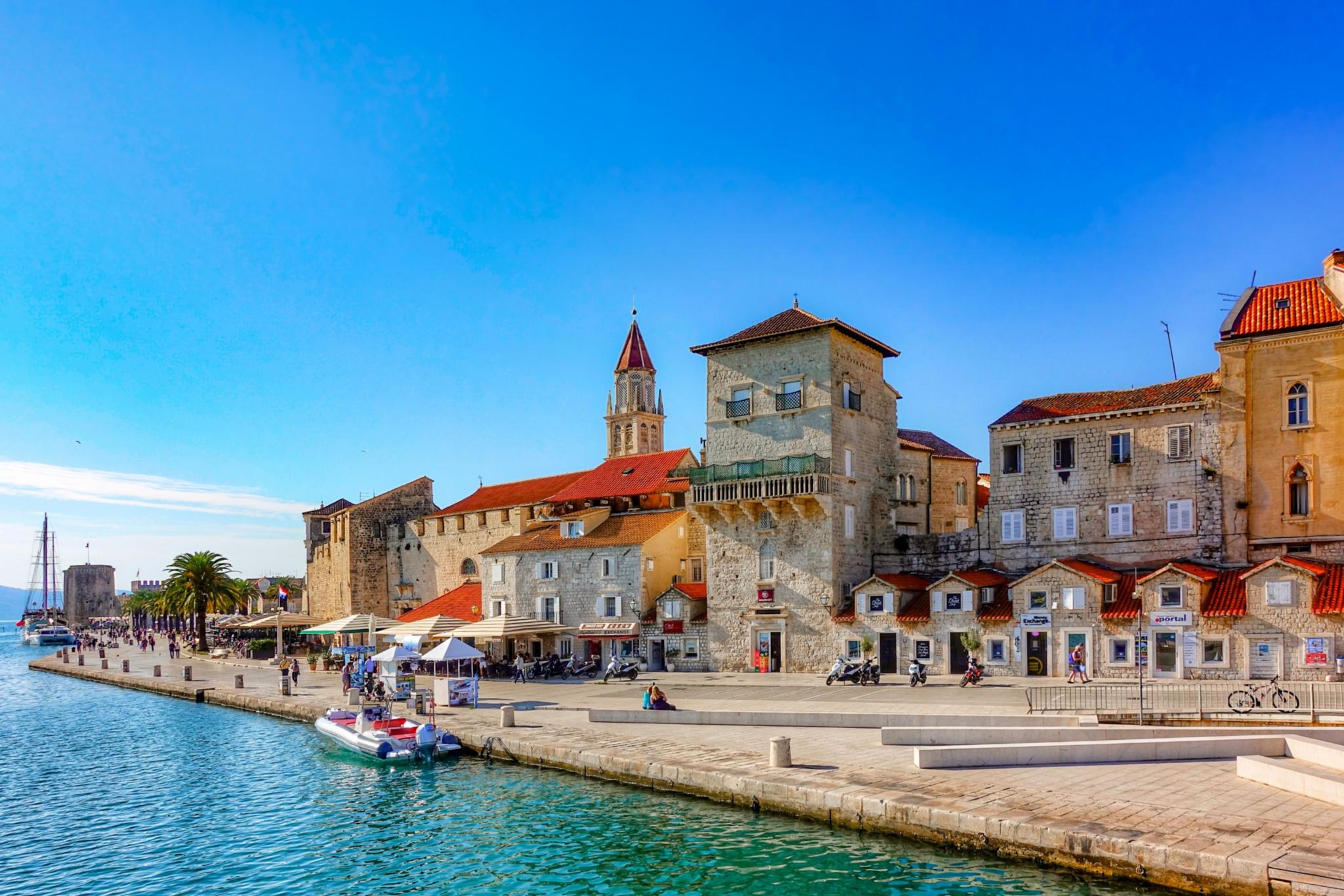 Die malerische Altstadt-Insel von Trogir fasziniert Besucherinnen und Besucher.