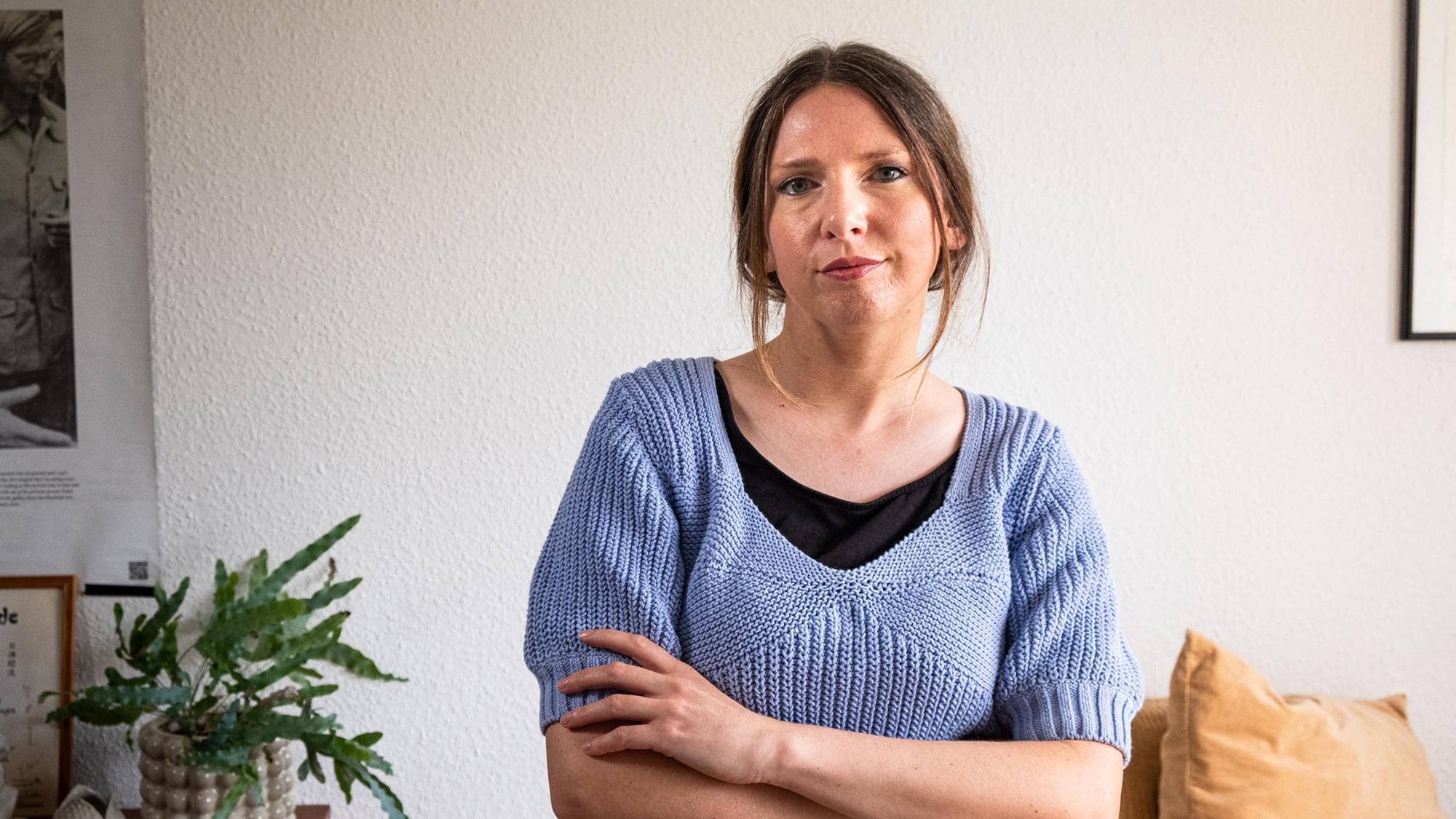 Frau mit verschränkten Armen