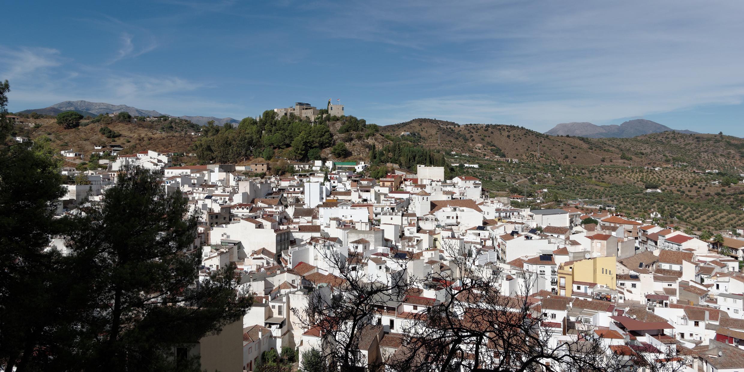 Die sogenannten weißen Dörfer, wie auf dem Bild Monda, sind typisch für das Hinterland der Costa del Sol.