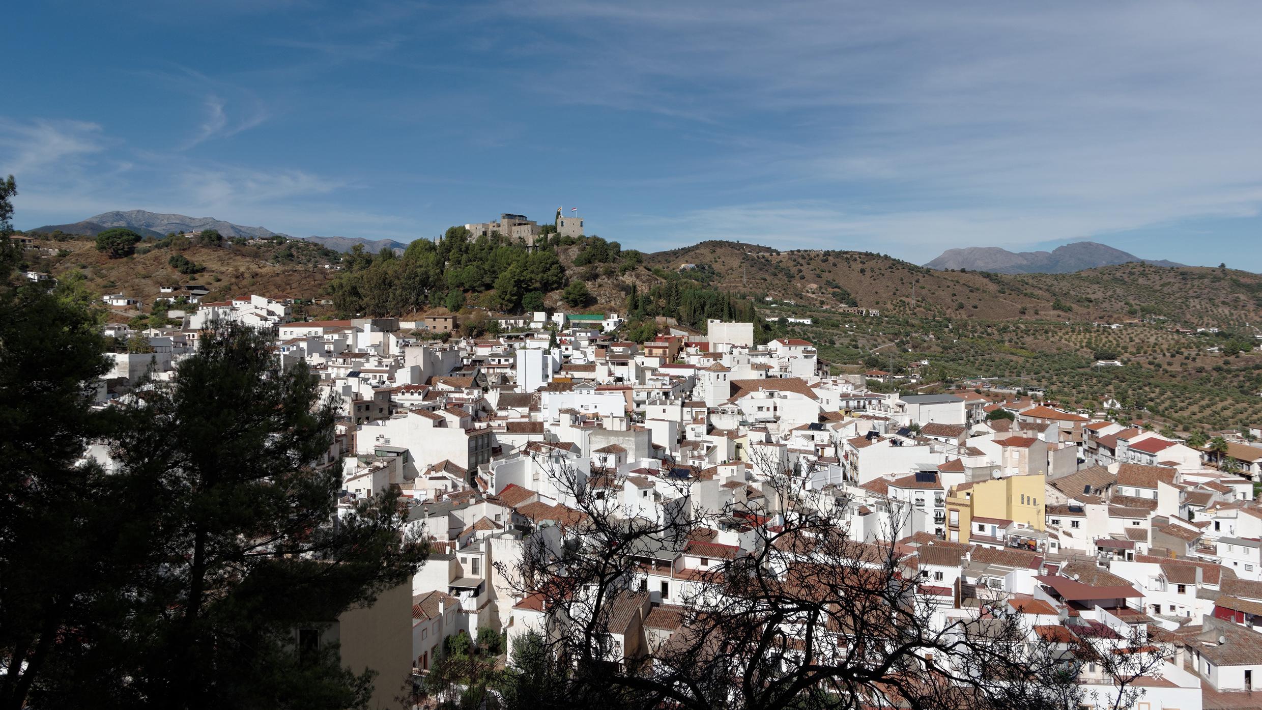 Die sogenannten weißen Dörfer, wie auf dem Bild Monda, sind typisch für das Hinterland der Costa del Sol.