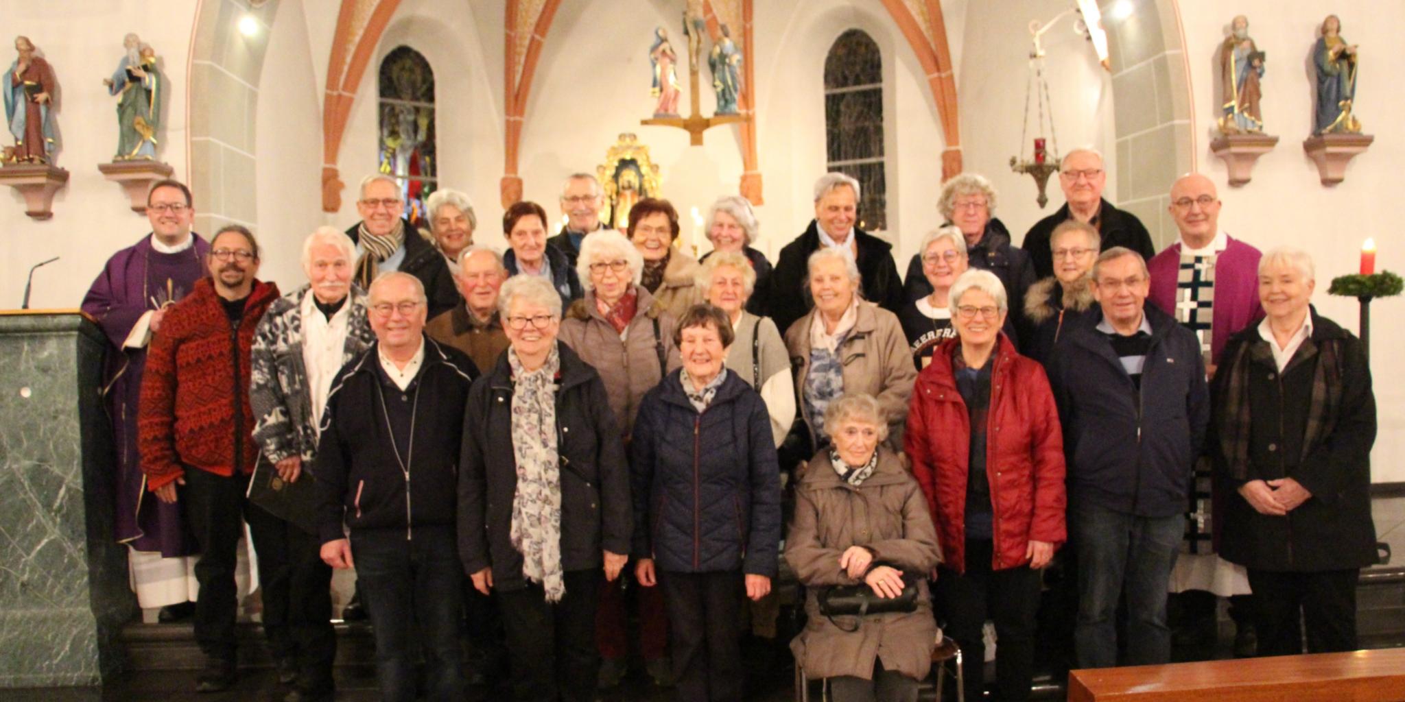 Die Kirchenchorgemeinschaft Mehren/Demerath nach ihrem letzten Auftritt in der St.-Matthias-Pfarrkirche in Mehren – mit Präses Pfarrer Dr. Jonas Weller (hinten links) und Ruhestandspfarrer Rudolf Heck (mittlere Reihe rechts), mit dem Chorleiter Heinrich Röhrs (vorne links) und der Vorsitzenden Ilse Schleuning (vorne Dritte von rechts).