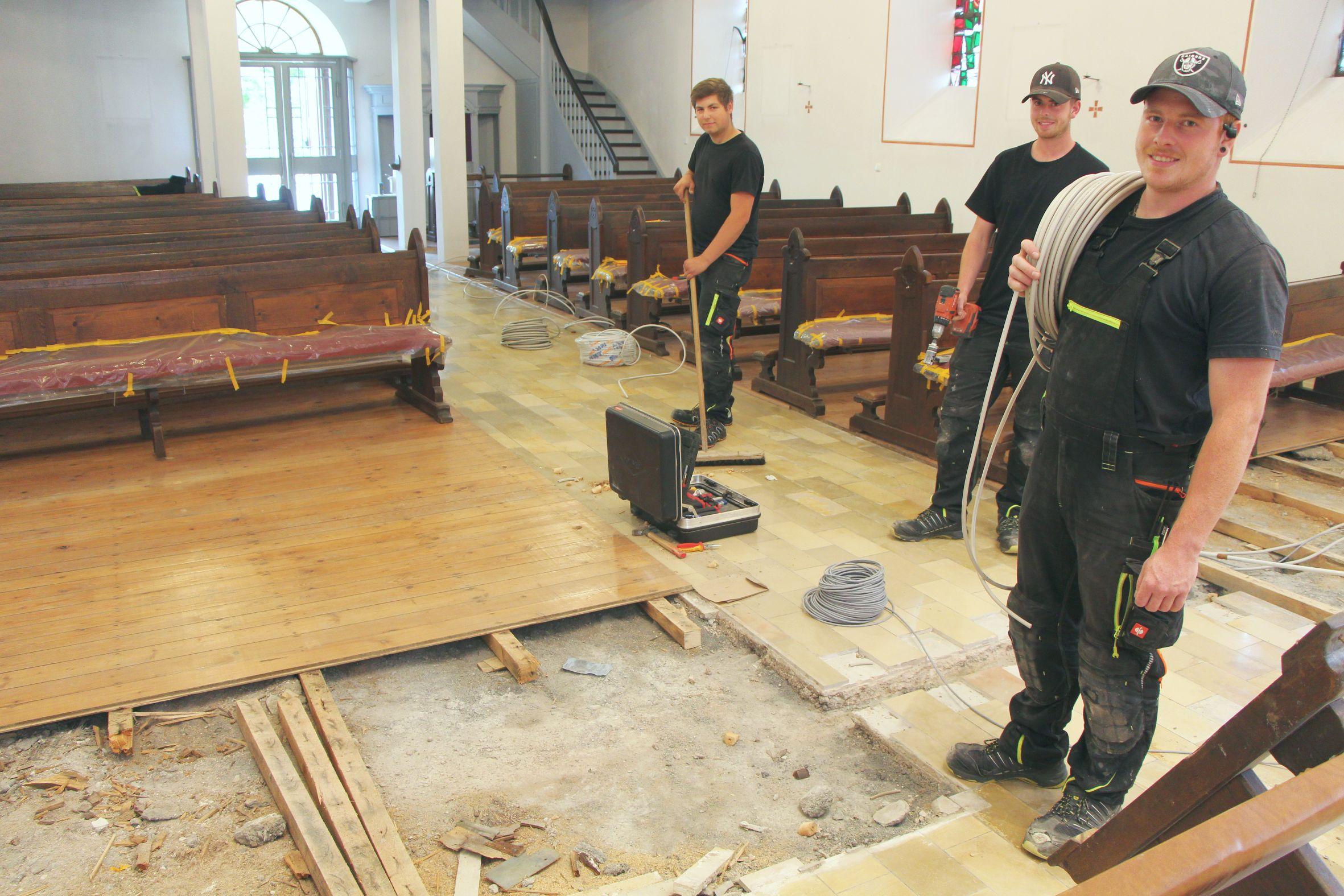 Die Handwerker von der Firma Schneider beim Einbau der Heizelemente.