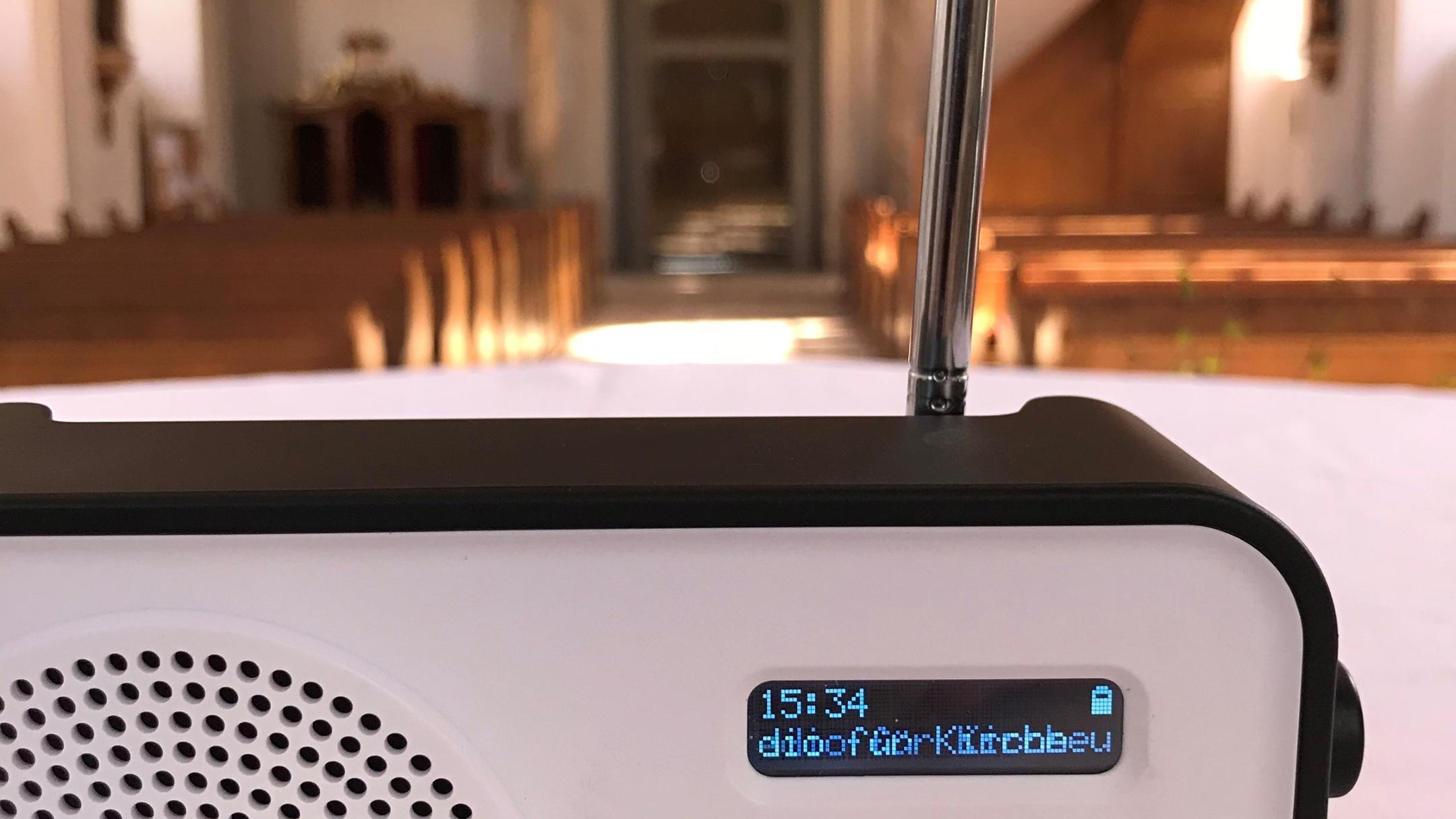 Man sieht ein Radio in einer Kirche
